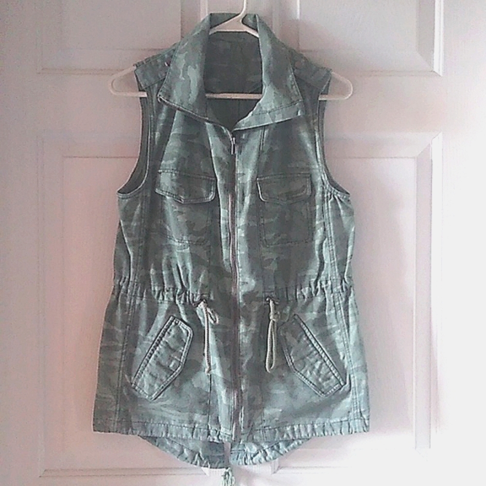 Sleeveless camouflage jacket